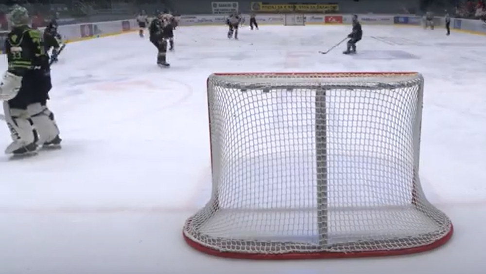 VIDEO: Hokejová rarita! Brankár počas hry opustil bránku, súper dal gól z polovice klziska