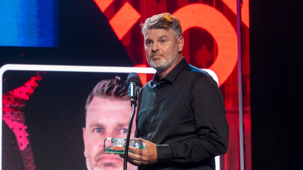 Odvolali ho, keď bolo jeho mužstvo prvé. Jeho prácu ocenili kolegovia i hráči súperov