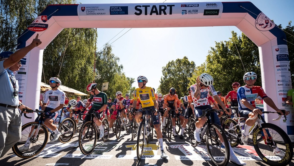 Cyklisti pred štartom etapy na pretekoch Okolo Slovenska.