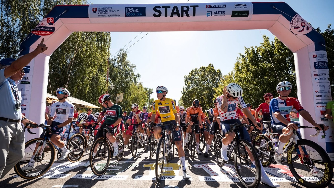 Cyklisti pred štartom etapy na pretekoch Okolo Slovenska.