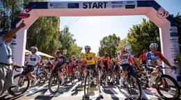 Cyklisti pred štartom etapy na pretekoch Okolo Slovenska.