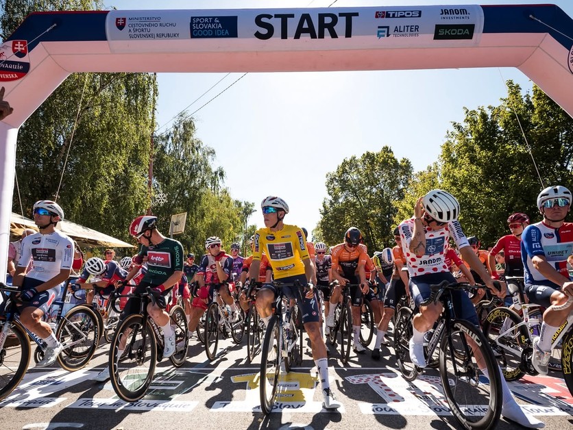 Cyklisti pred štartom etapy na pretekoch Okolo Slovenska.