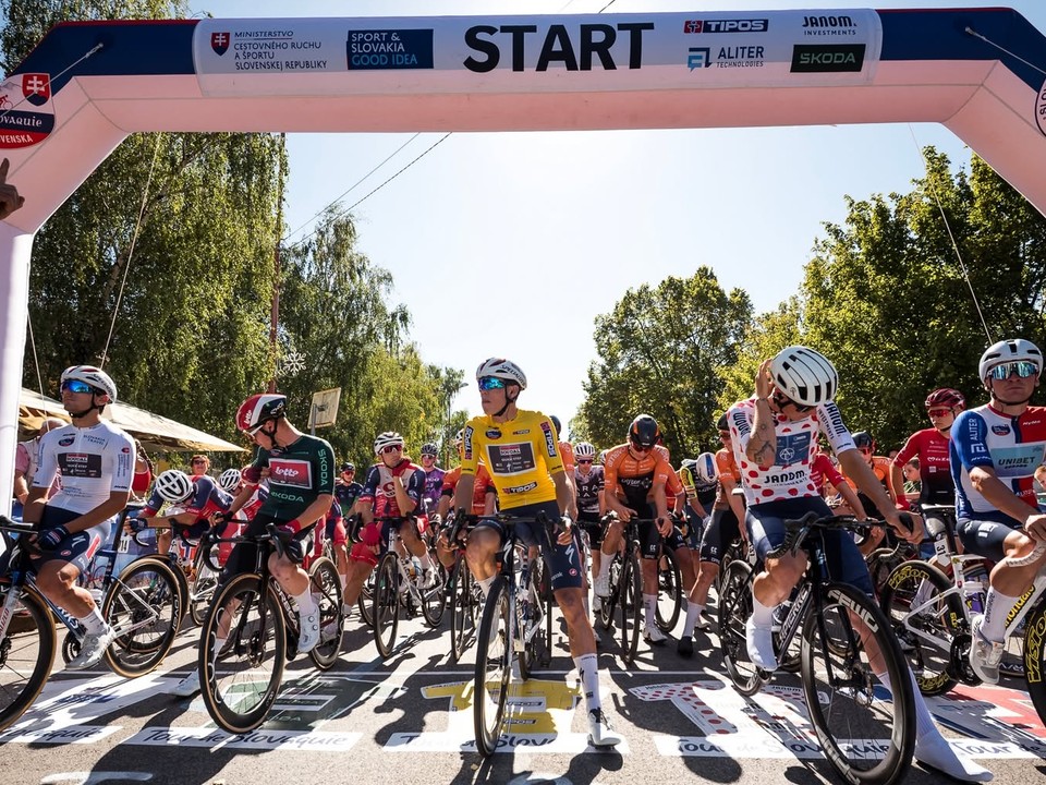 Cyklisti pred štartom etapy na pretekoch Okolo Slovenska.