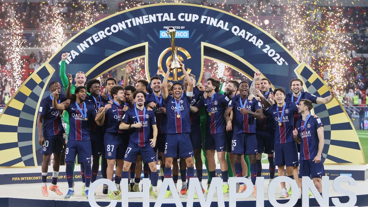 Futbalisti PSG oslavujú zisk Interkontinentálneho pohára FIFA.