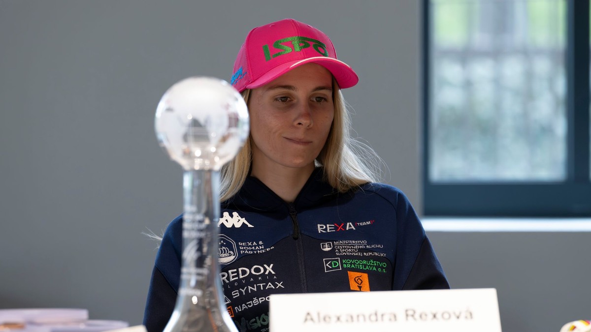 Slovenská paraalpská lyžiarka Alexandra Rexová reaguje počas tlačovej konferencie.