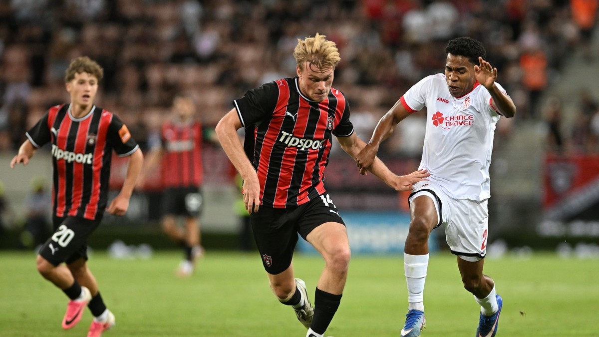 Na snímke vľavo hráč Trnavy Tijmen Wildeboer a hráč CSKA Diego Medina počas prvého zápasu 2. predkola Konferenčnej ligy FC Spartak Trnava - CSKA 1948 Sofia.