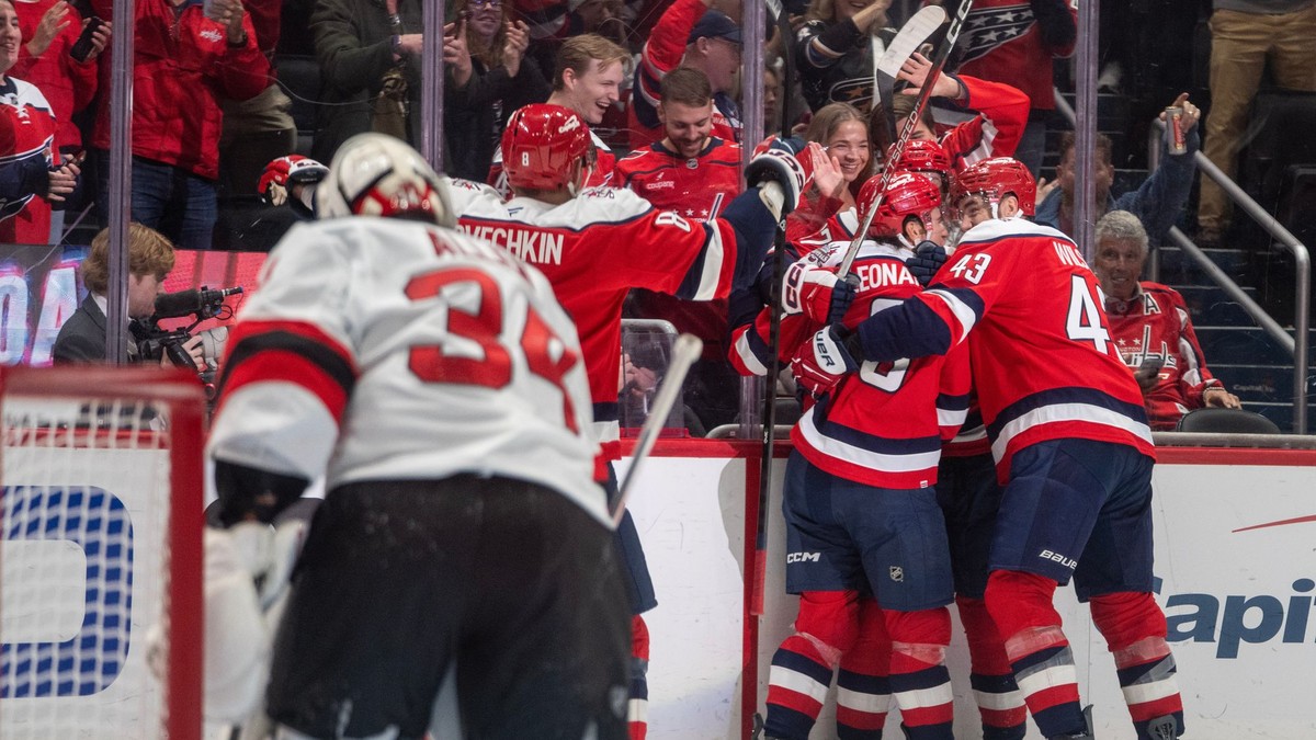 Washington Capitals oslavuje gól.