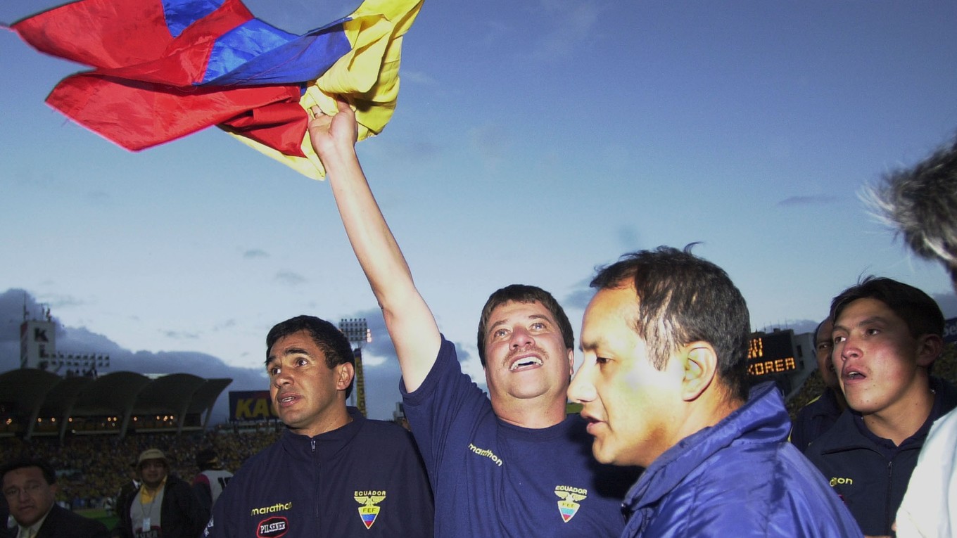 Tréner Hernan Dario Gomez na archívnej fotografii máva vlajkou Ekvádoru po postupe na MS 2002.