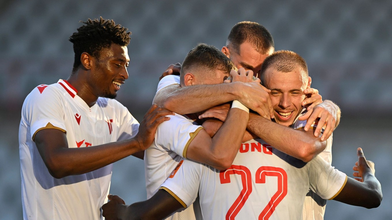 Futbalisti AS Trenčín sa tešia po strelenom góle.