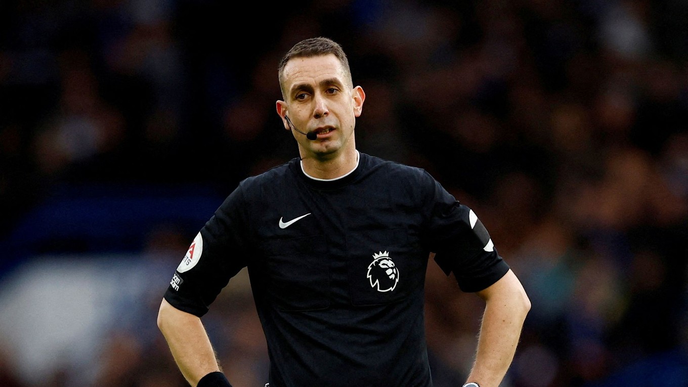 Rozhodca David Coote. 