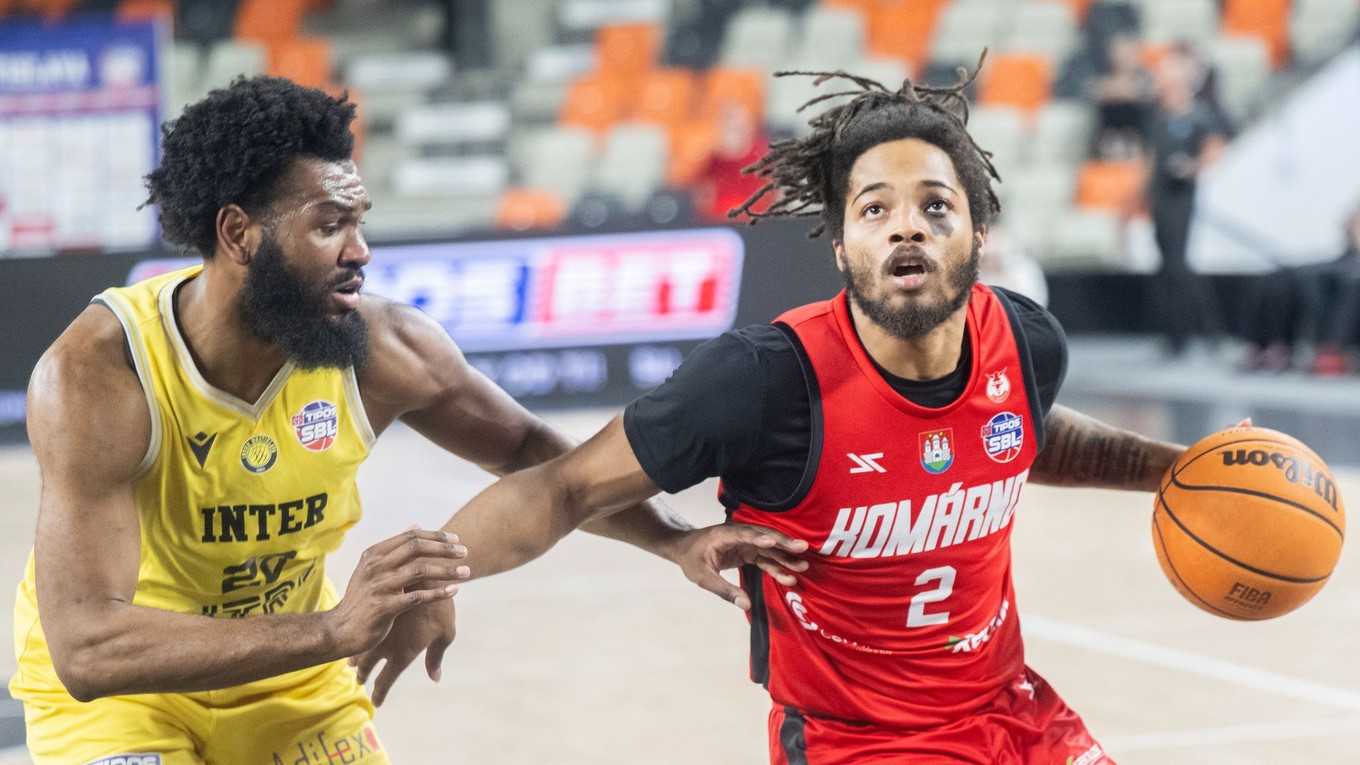 Rodney Gunn (Inter) a vpravo Gregory Dante Tribble (Komárno).