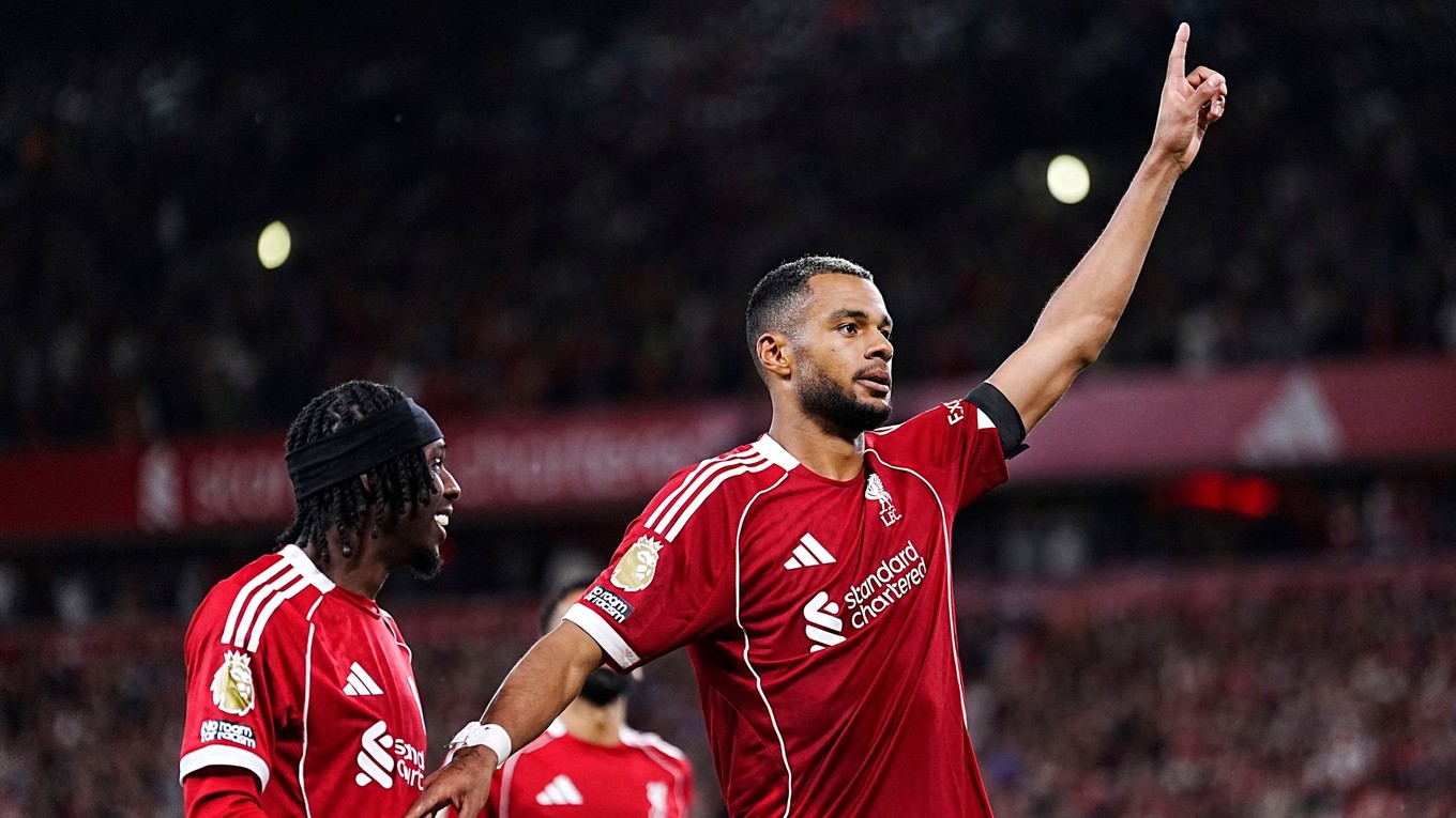 Cody Gakpo (vpravo) z Liverpoolu sa teší z gólu