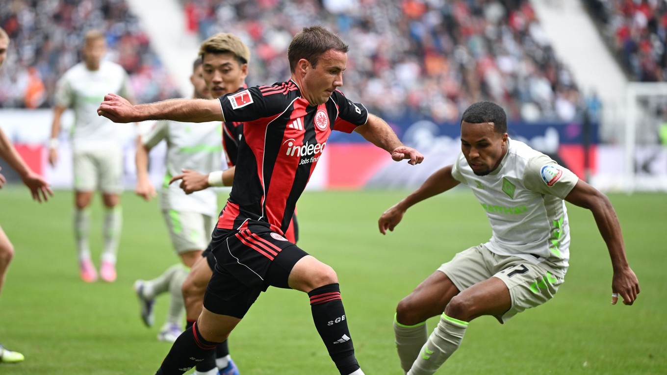 Mario Götze z Frankfurtu (vľavo).