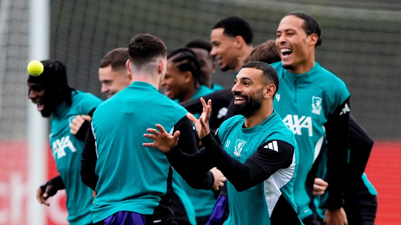 Futbalisti Liverpoolu počas tréningu. 