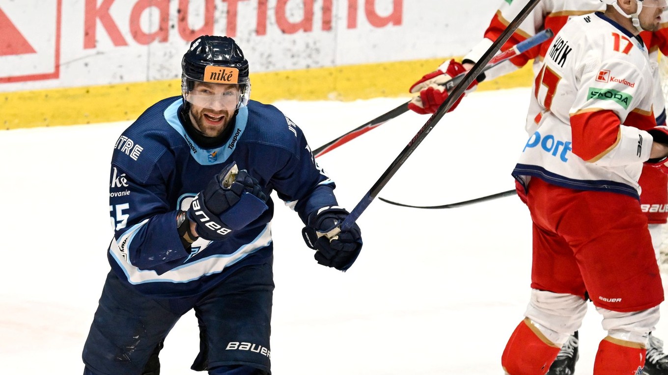 Vľavo Tomáš Marcinko (Slovan) sa raduje z gólu