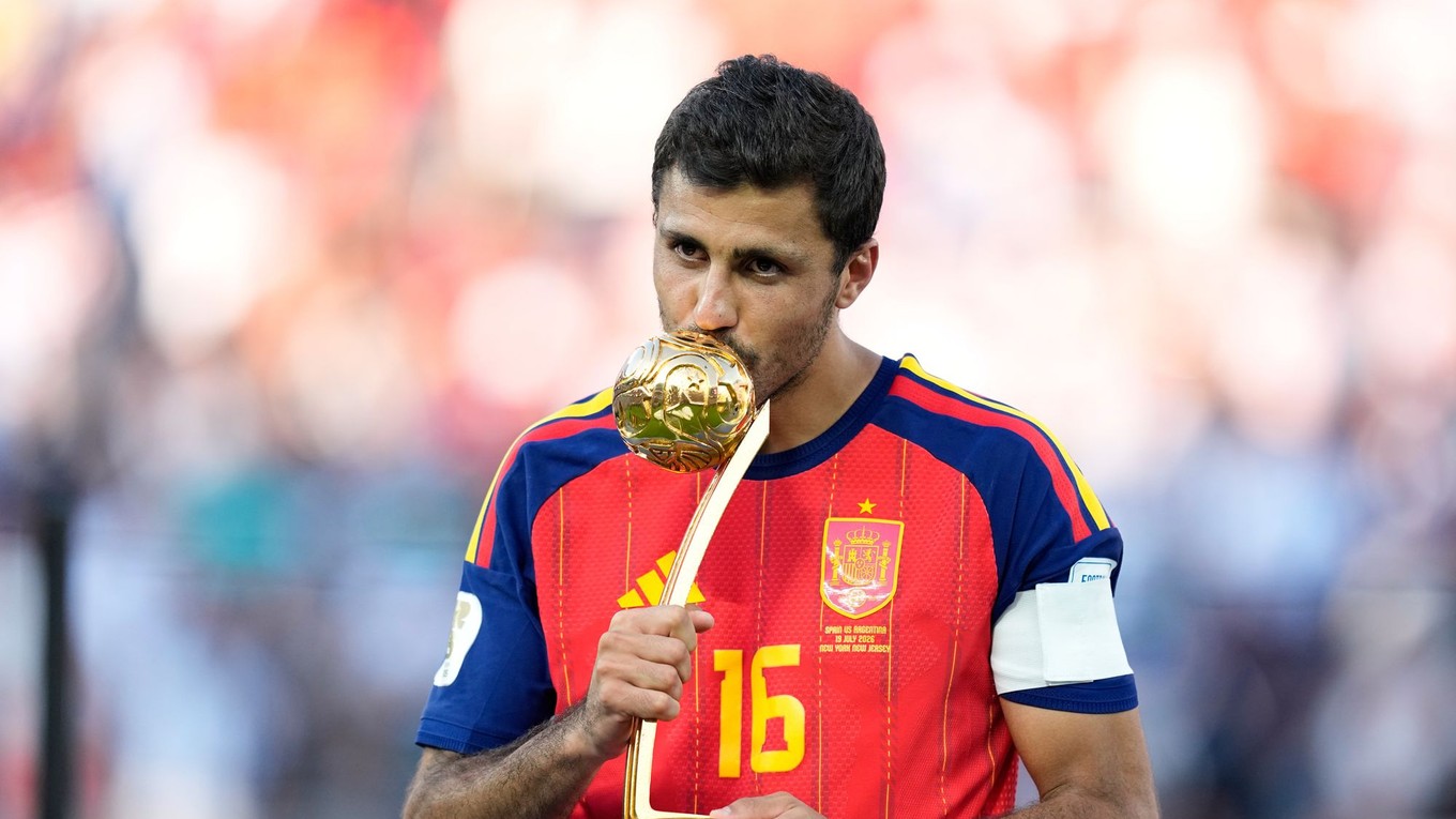 Španiel Rodri s trofejou pre najlepšieho hráča MS vo futbale 2026.