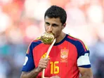 Španiel Rodri s trofejou pre najlepšieho hráča MS vo futbale 2026.