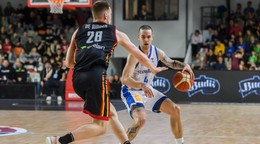 Thijs De Ridder a Mário Ihring v zápase Slovensko - Belgicko v kvalifikácii ME v basketbale 2025.