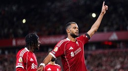 Cody Gakpo (vpravo) z Liverpoolu sa teší z gólu