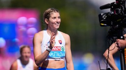 Slovenská atlétka Emma Zapletalová sa usmieva po jej víťazstve semifinále v behu na 400 metrov cez prekážky na majstrovstvách Európy v anglickom Birminghame.