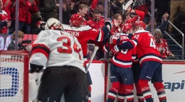 Washington Capitals oslavuje gól.