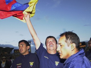 Tréner Hernan Dario Gomez na archívnej fotografii máva vlajkou Ekvádoru po postupe na MS 2002.