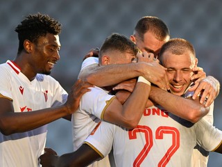 Futbalisti AS Trenčín sa tešia po strelenom góle.