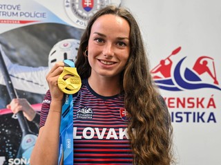 Soňa Stanovská pózuje so zlatou medailou. 