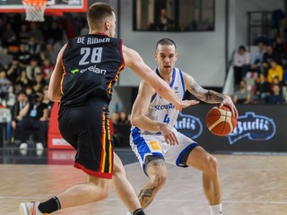 Thijs De Ridder a Mário Ihring v zápase Slovensko - Belgicko v kvalifikácii ME v basketbale 2025.