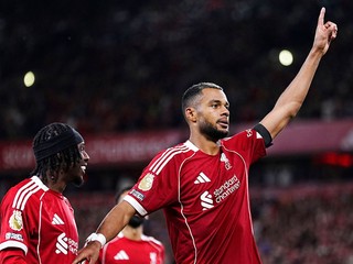 Cody Gakpo (vpravo) z Liverpoolu sa teší z gólu