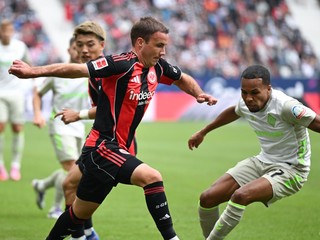 Mario Götze z Frankfurtu (vľavo).