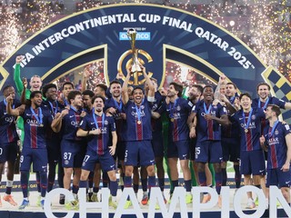 Futbalisti PSG oslavujú zisk Interkontinentálneho pohára FIFA.