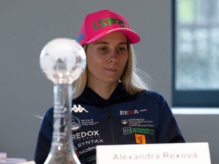 Slovenská paraalpská lyžiarka Alexandra Rexová reaguje počas tlačovej konferencie.