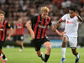 Na snímke vľavo hráč Trnavy Tijmen Wildeboer a hráč CSKA Diego Medina počas prvého zápasu 2. predkola Konferenčnej ligy FC Spartak Trnava - CSKA 1948 Sofia.
