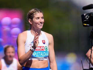 Slovenská atlétka Emma Zapletalová sa usmieva po jej víťazstve semifinále v behu na 400 metrov cez prekážky na majstrovstvách Európy v anglickom Birminghame.
