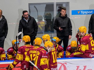 Hokejisti Trenčína, hore druhý zľava hlavný tréner Trenčína Todd Woodcroft.