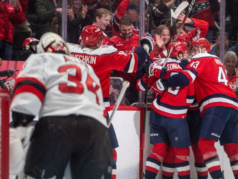 Washington Capitals oslavuje gól. 