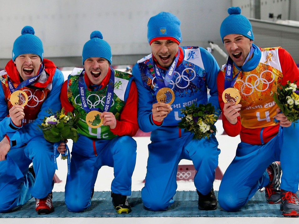 Ruskí biatlonisti Alexej Volkov, Evgenij Usťugov, Anton Šipulin a Dmitrij Malyško o zlaté medaily z olympijských hier v Soči prídu.