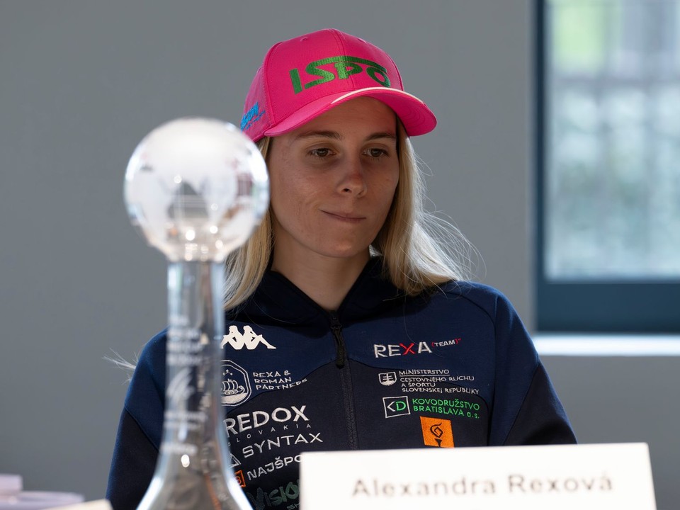 Slovenská paraalpská lyžiarka Alexandra Rexová reaguje počas tlačovej konferencie.