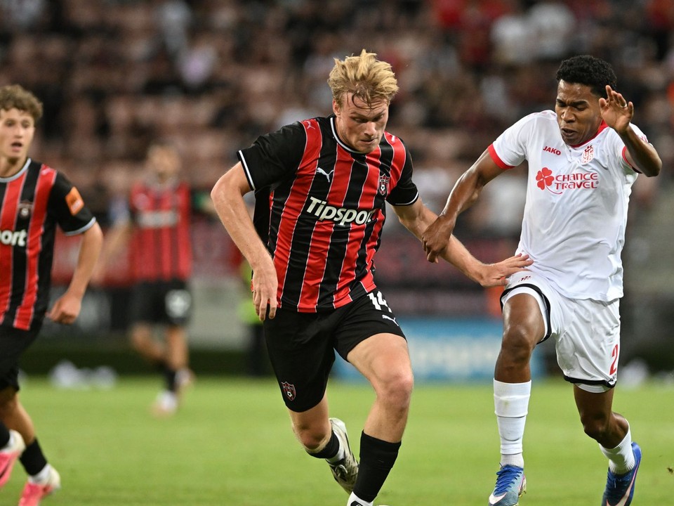 Na snímke vľavo hráč Trnavy Tijmen Wildeboer a hráč CSKA Diego Medina počas prvého zápasu 2. predkola Konferenčnej ligy FC Spartak Trnava - CSKA 1948 Sofia.