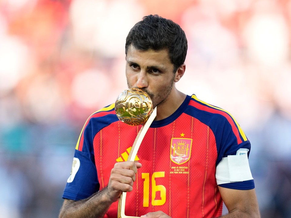 Španiel Rodri s trofejou pre najlepšieho hráča MS vo futbale 2026.