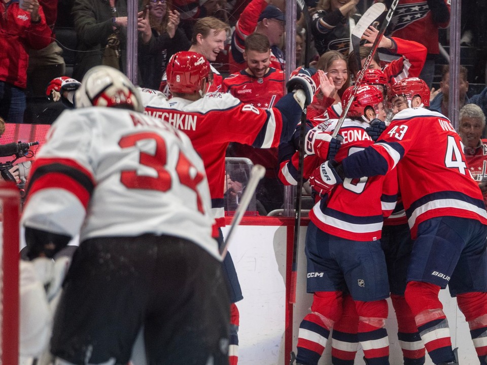 Washington Capitals oslavuje gól.