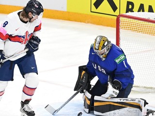 Americký brankár Jeremy Swayman zasahuje v zápase USA - Veľká Británia. 