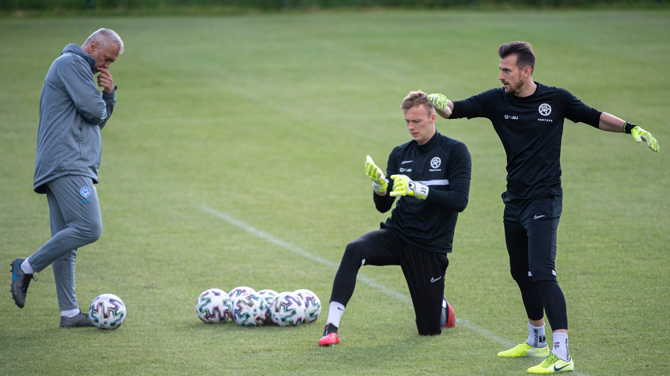 Martin Dúbravka (vpravo) a Marek Rodák počas tréningu v rámci prípravy EURO 2021.