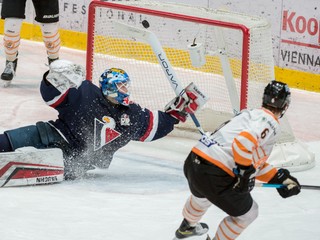 Jakub Suja z HK Dukla Ingema Michalovce strieľa gól proti HC Slovan Bratislava.