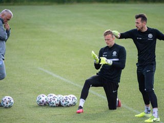 Martin Dúbravka (vpravo) a Marek Rodák počas tréningu v rámci prípravy EURO 2021.