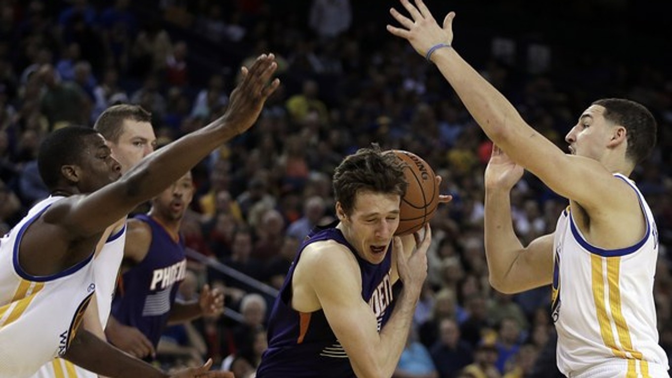 V strede s loptou je Goran Dragič z tímu Phoenix Suns.