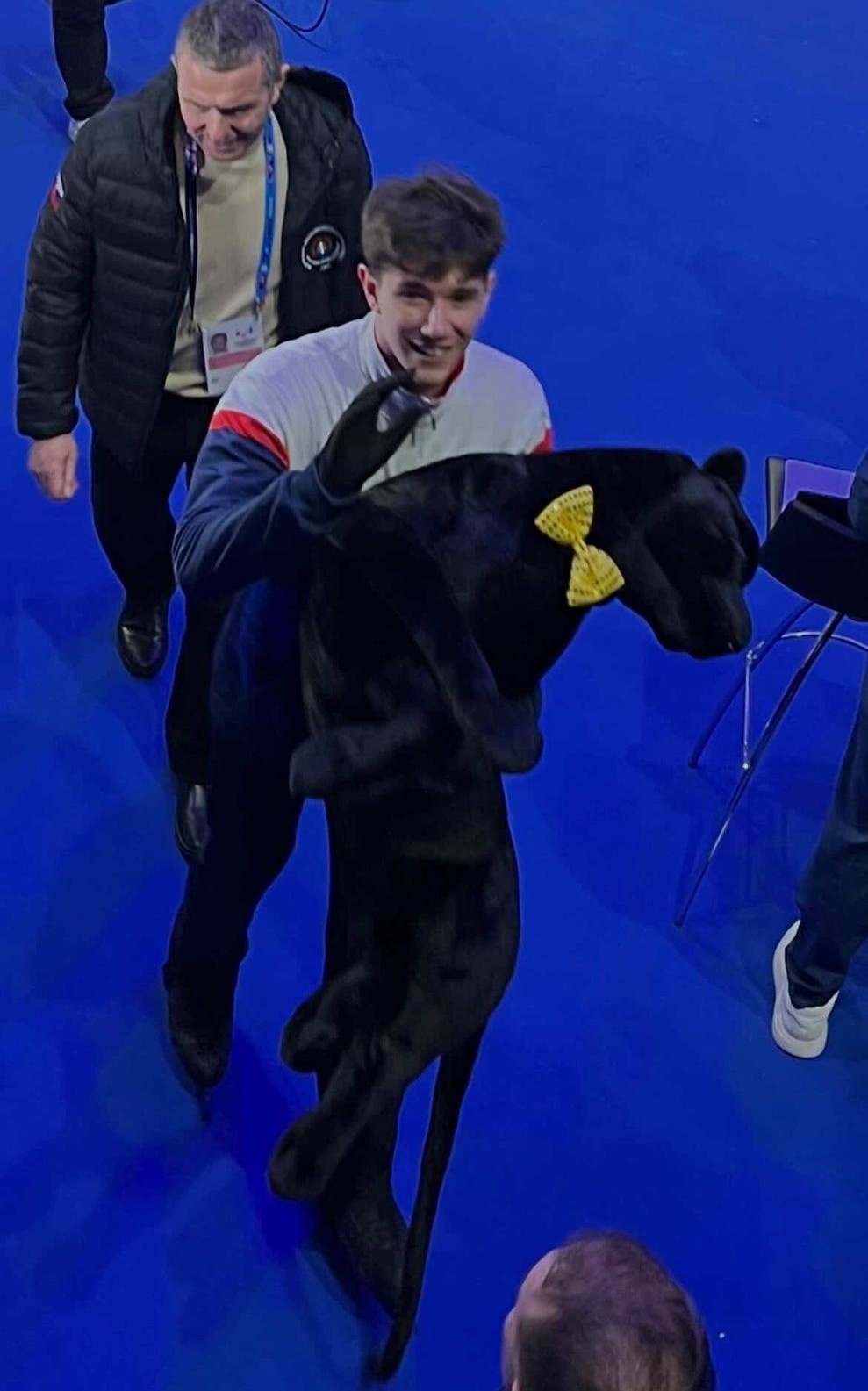 Adam Hagara s plyšovou pumou na MS v Prahe.