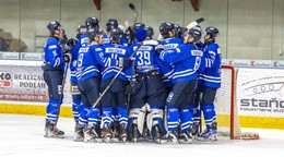 Hokejisti Martina oslavujú gól