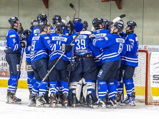 Hokejisti Martina oslavujú gól